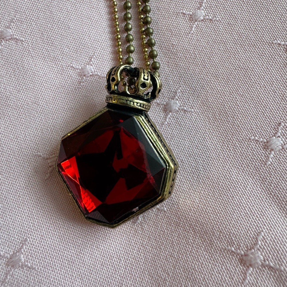 Elegant Red Pendant Necklace - Picture 4 of 6